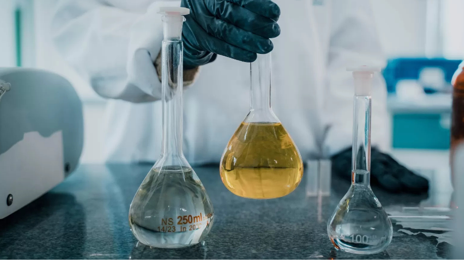 Científicos alertan sobre 8 aditivos presentes en miles de alimentos y su posible impacto cardíaco